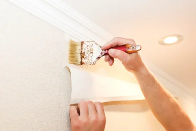 Pose de papier peint à Claira — revêtements muraux et toiles de verre
